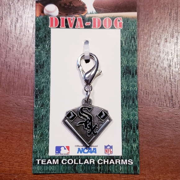 HOST PICK!! Clearance! Chicago White Sox Dog Collar Charm - Picture 1 of 3